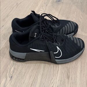 Nike men’s Macon 9 training sneaker in black size 12